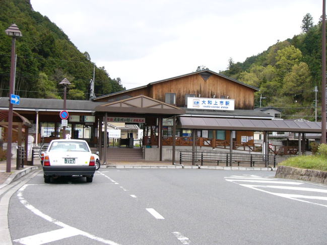 木工の里　吉野をイメージした大和上市駅の駅舎。